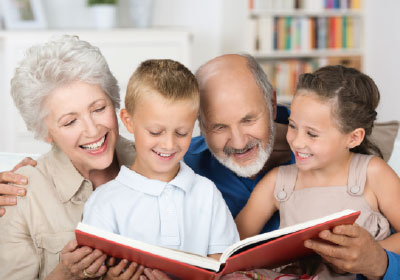 Großeltern mit Enkeln lesen über das Dorfshuttle